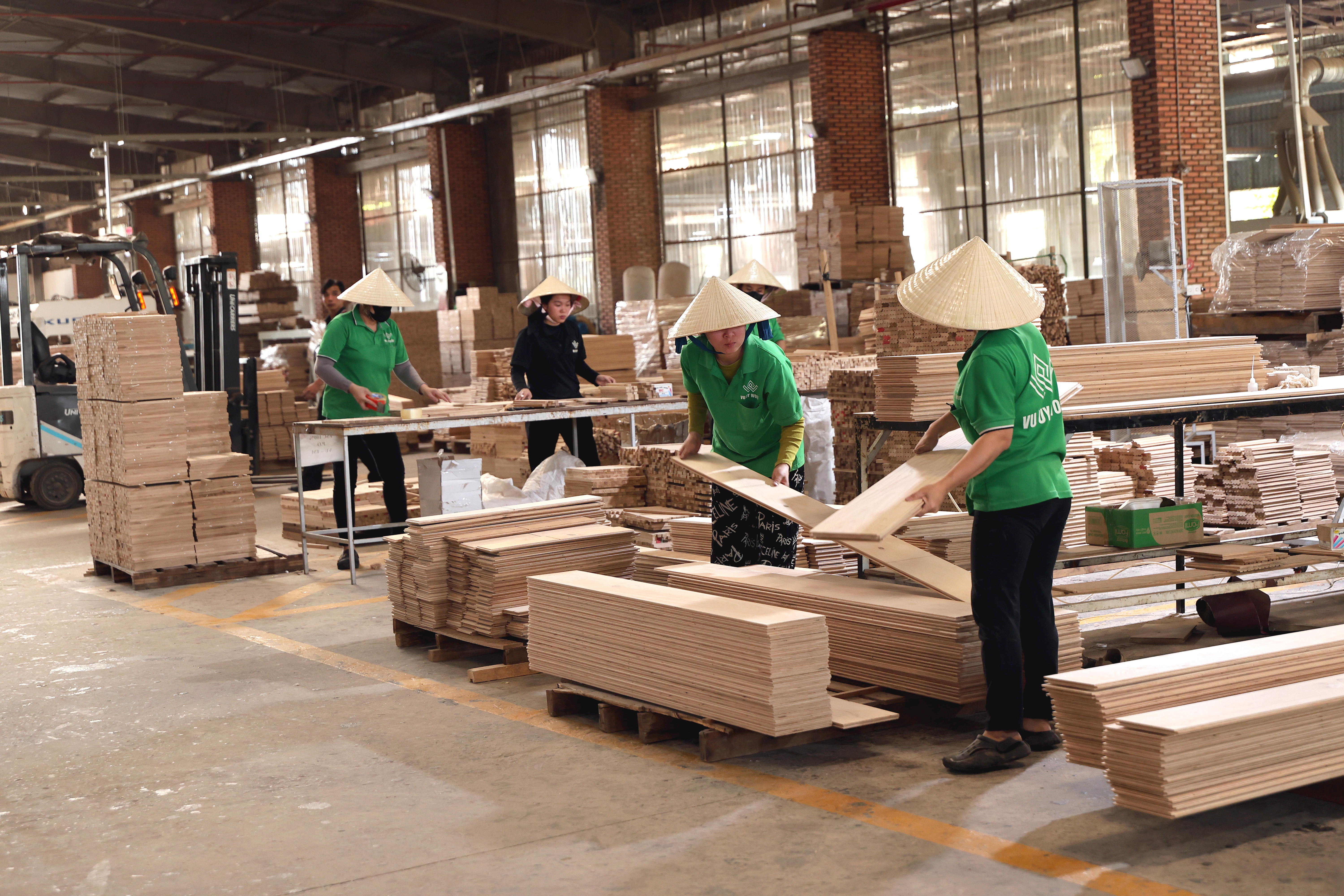 Engineered oak flooring on the Vu Uy line